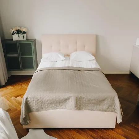 Apartment Dream - Stylish With French Balcony